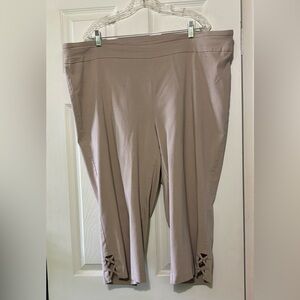 Avenue Women's Tan Capris